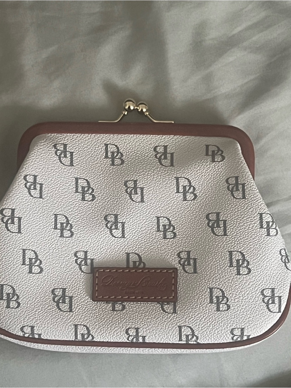 Dooney & Bourke White Monogram Kiss-Lock Coin Purse with Brown Trim - Picture 2 of 3